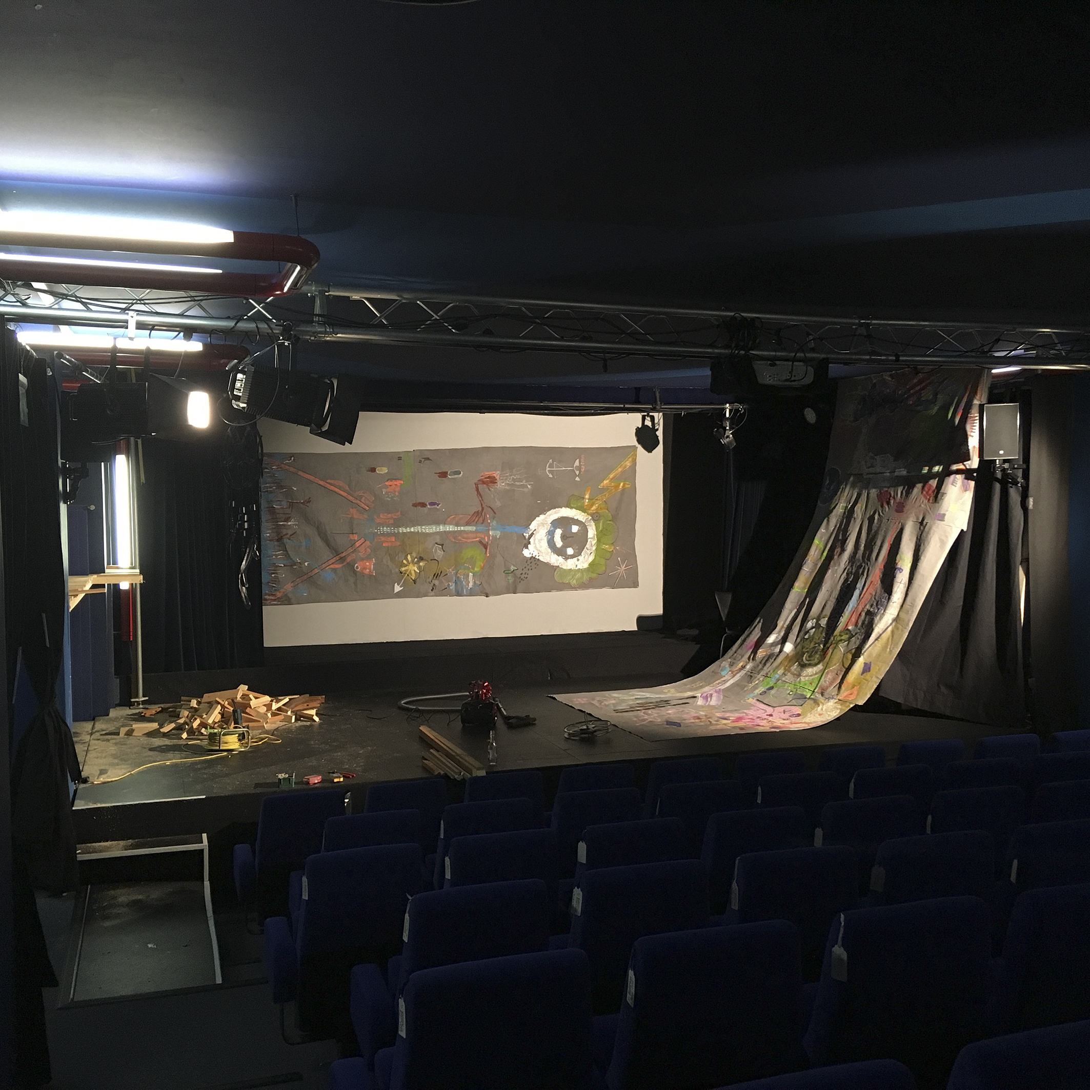 custommade-banners on stage 3-18x18