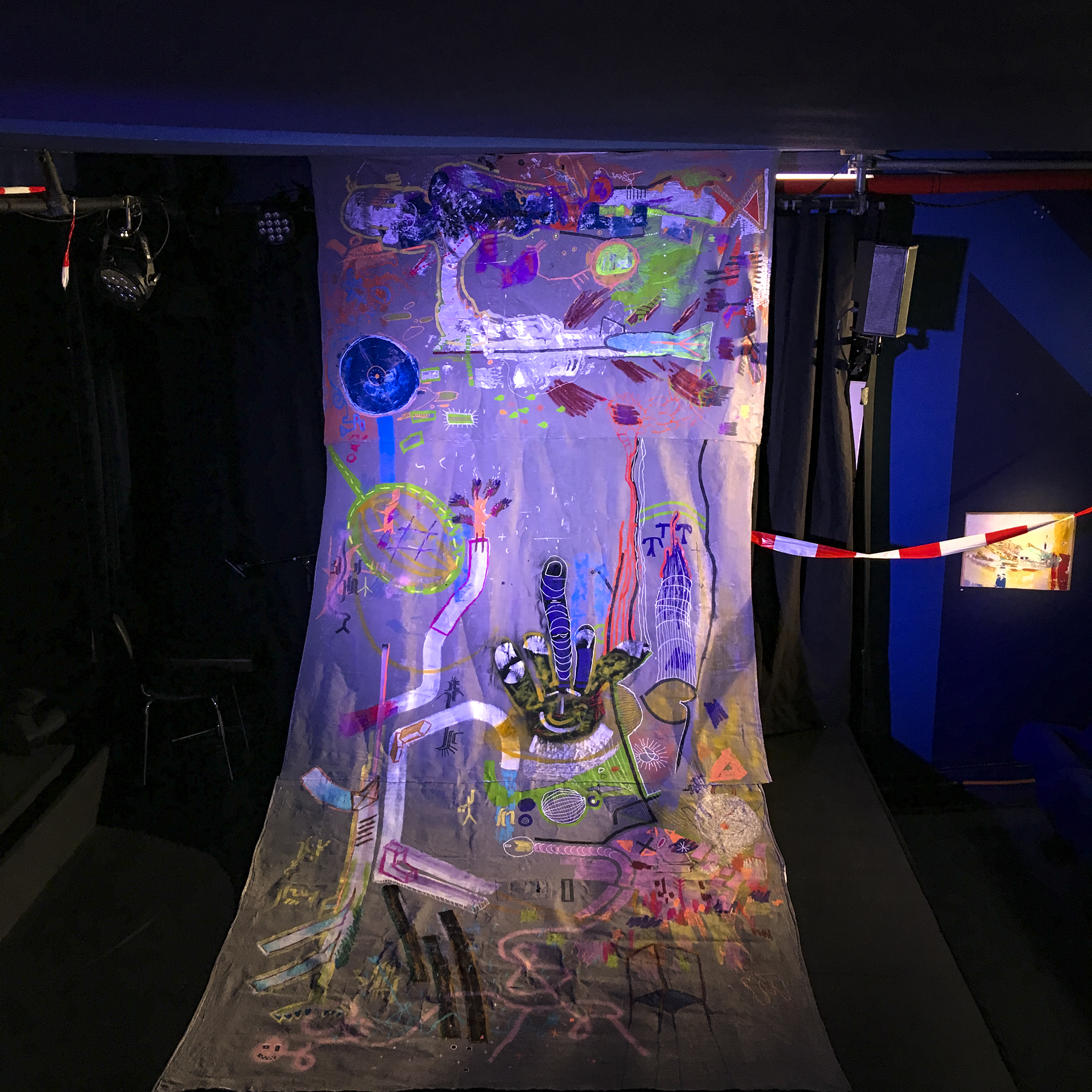 custommade-banners on stage 4-18x18